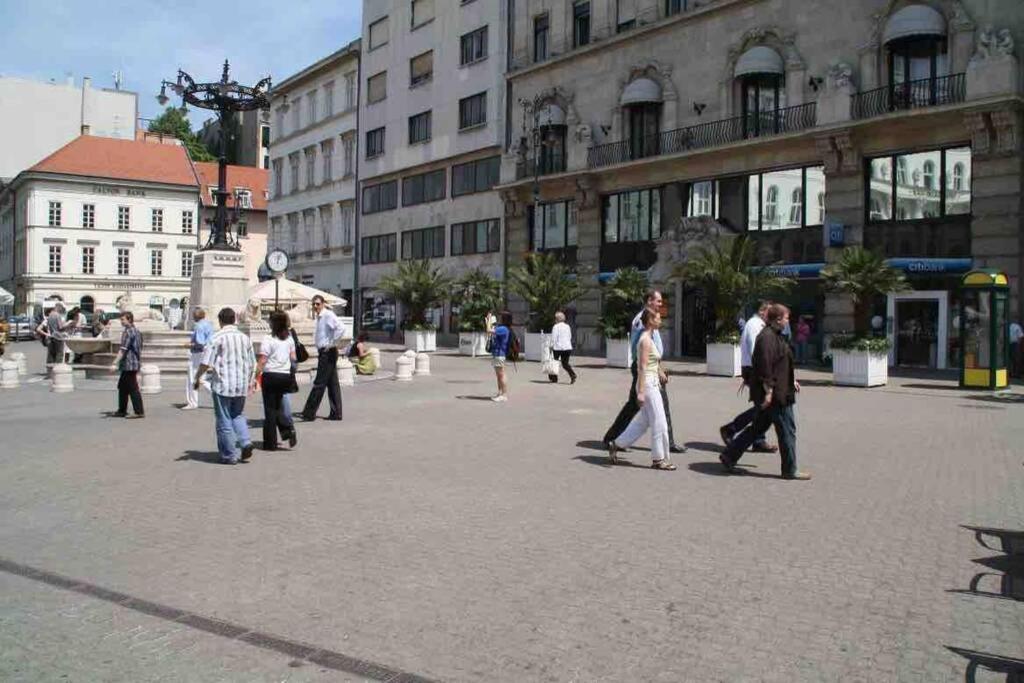 Studio Flat In The Center Of Budapest Luaran gambar